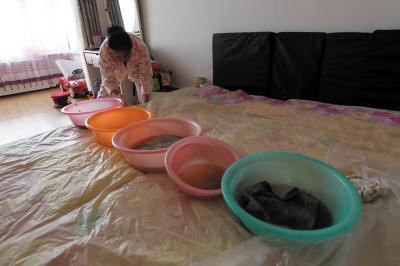 吉安楼上漏水，住户失联，小区没物管，业主维权难！律师来支招……